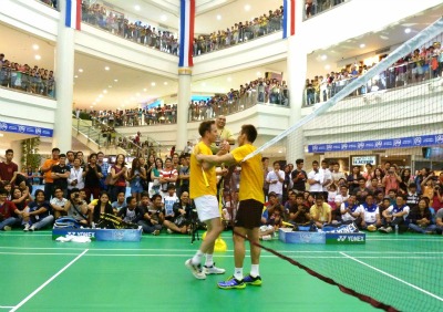 Peter v ChongWei in the center of shopping mall